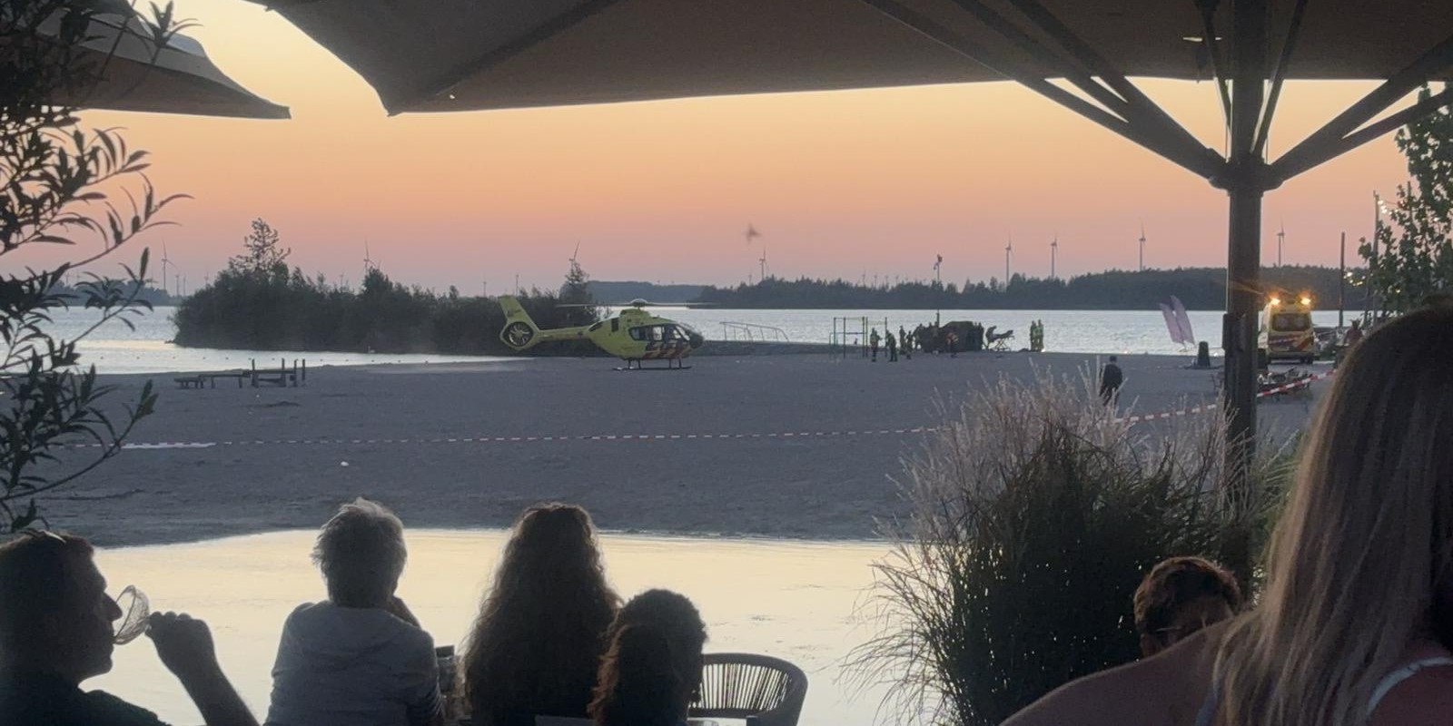 Foto: Persoon onder water geraakt op strandeiland in Harderwijk: hulpdiensten snellen te hulp