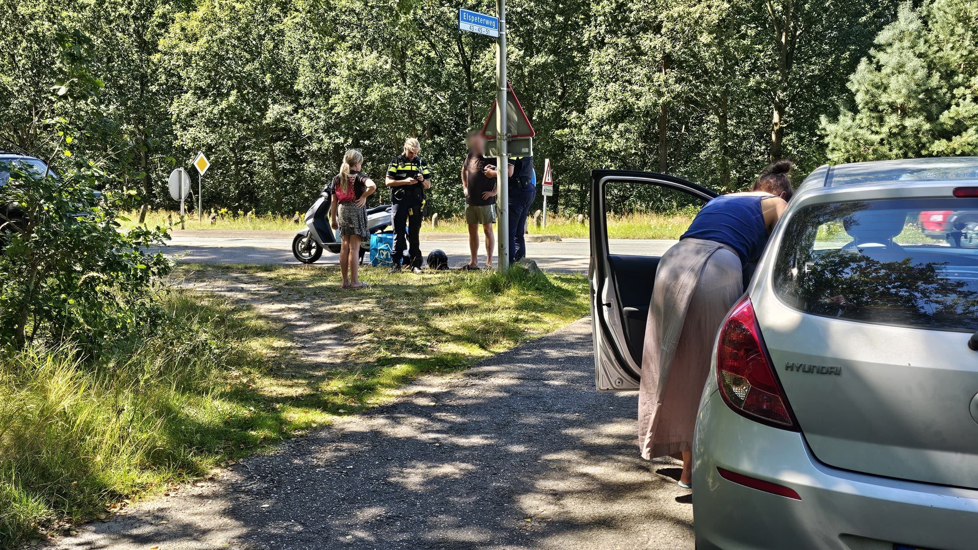 Foto: Automobiliste raakt scooter met vader en kind