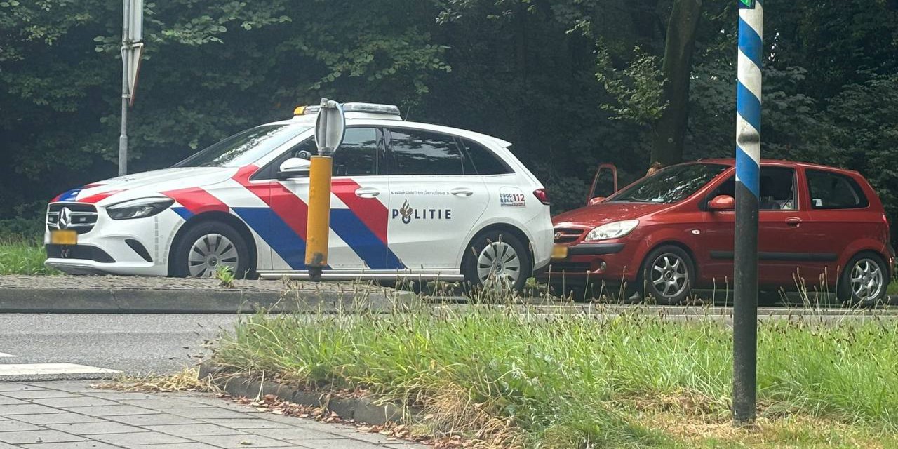 Foto: Nunspeet: botsing personenauto met politieauto