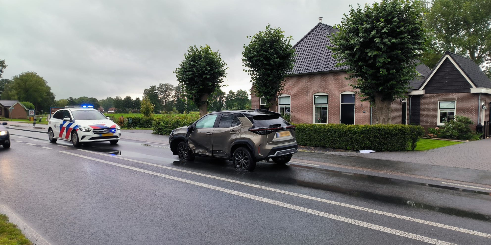 Foto: Twee tegenliggers komen met elkaar in botsing in Doornspijk