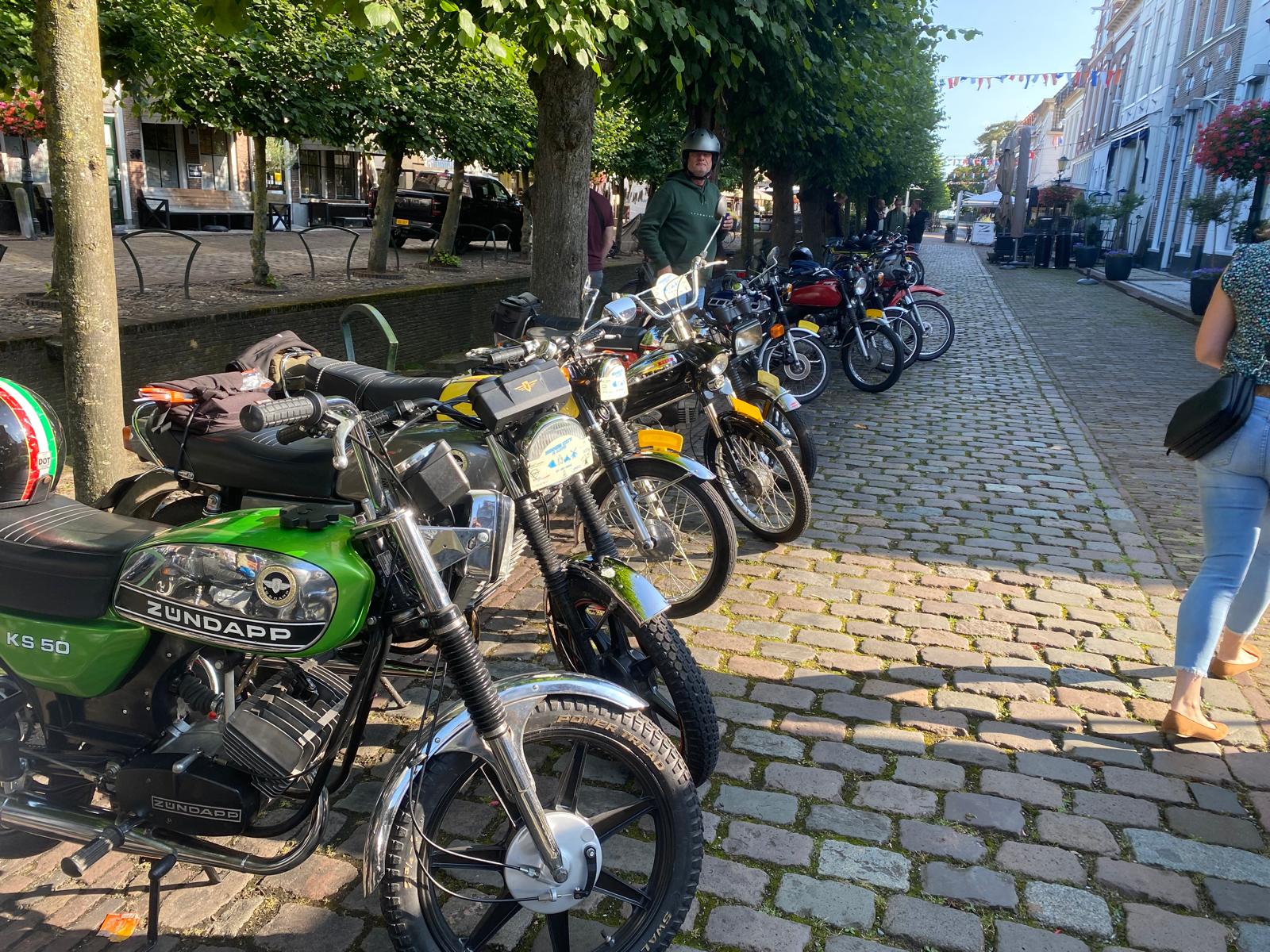 Foto: Brommers kieken in Elburg: niet het smoesje maar het echte werk