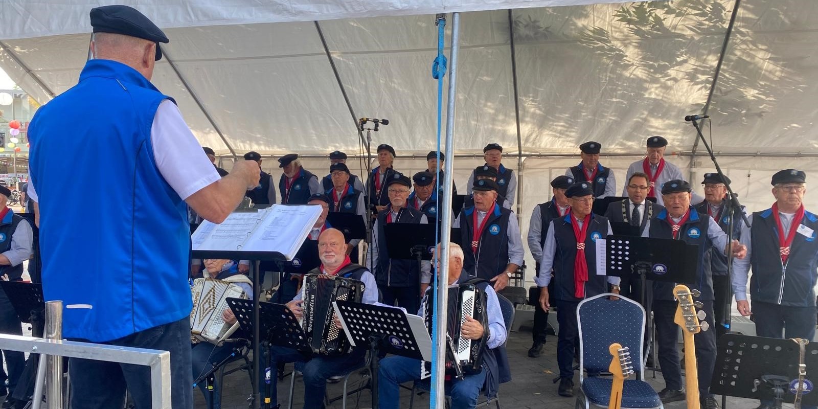 Foto: Inhaken en meezingen bij het Mini Shantyfestival in Ermelo