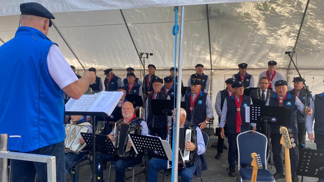 Foto: Inhaken en meezingen bij het Mini Shantyfestival in Ermelo