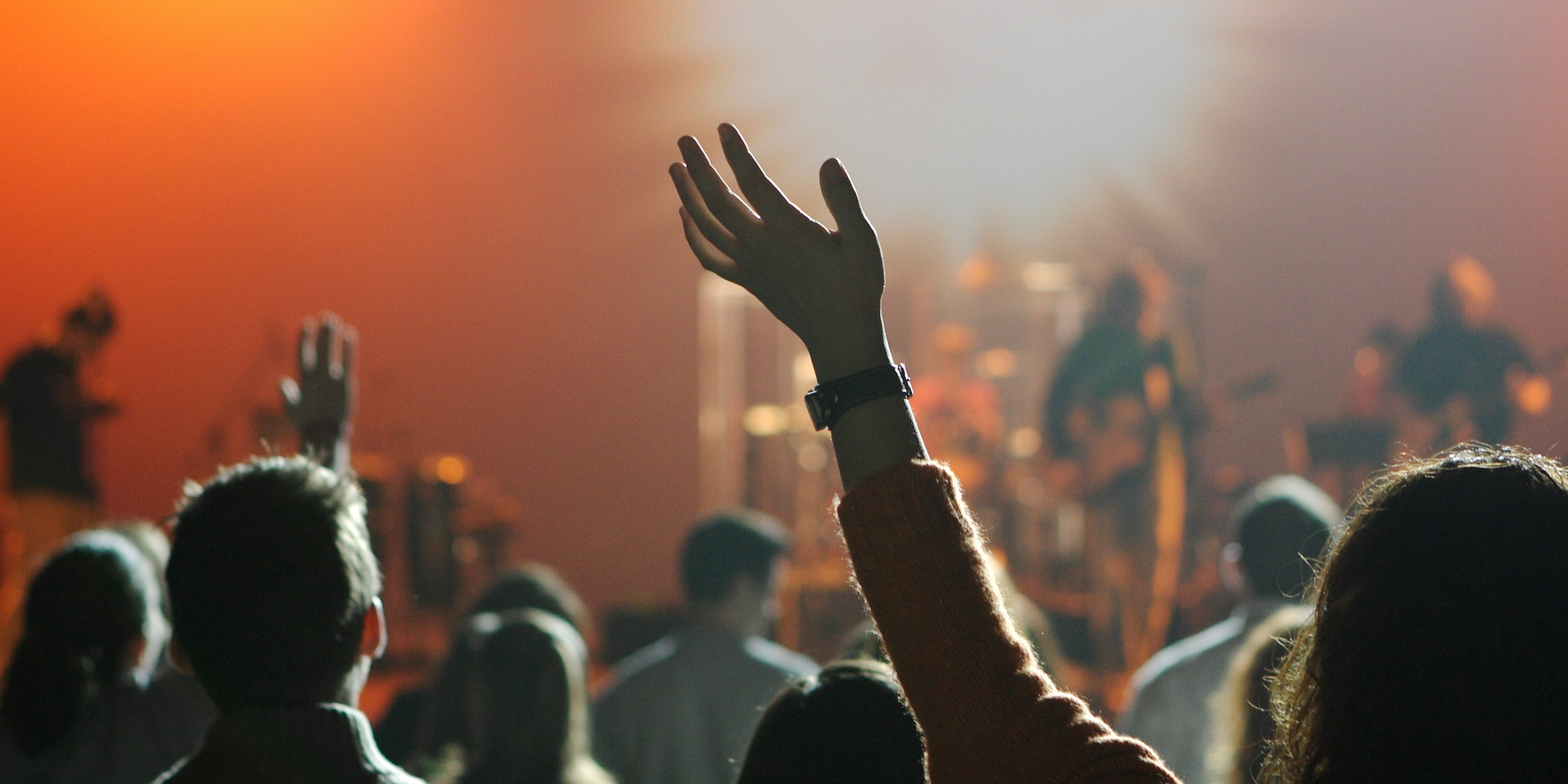 Foto: Christelijke meezingers tijdens het Mega Praise Festijn Oldebroek