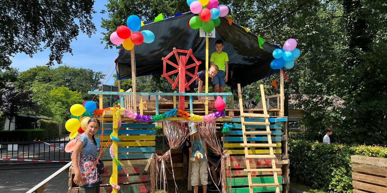 Foto: Huttenbouwdorpen lastiger te organiseren: In Nunspeet zijn ze creatief