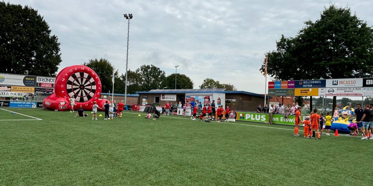 Foto: Aftrap 100-jarig jubileum vv Nunspeet met presentatie nieuw wedstrijdtenue 