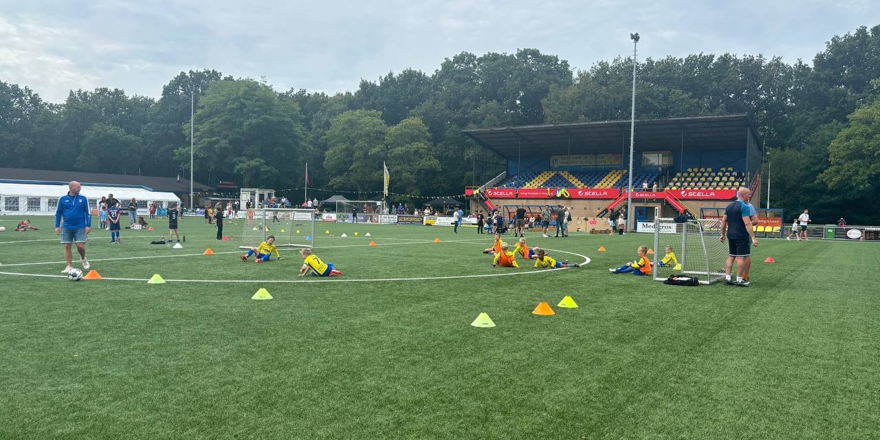 Foto: Aftrap 100-jarig jubileum vv Nunspeet met presentatie nieuw wedstrijdtenue 