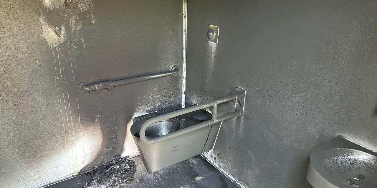 Foto: Brandstichting richt grote schade aan op De Stakenberg Nunspeet: toiletten tijdelijk gesloten