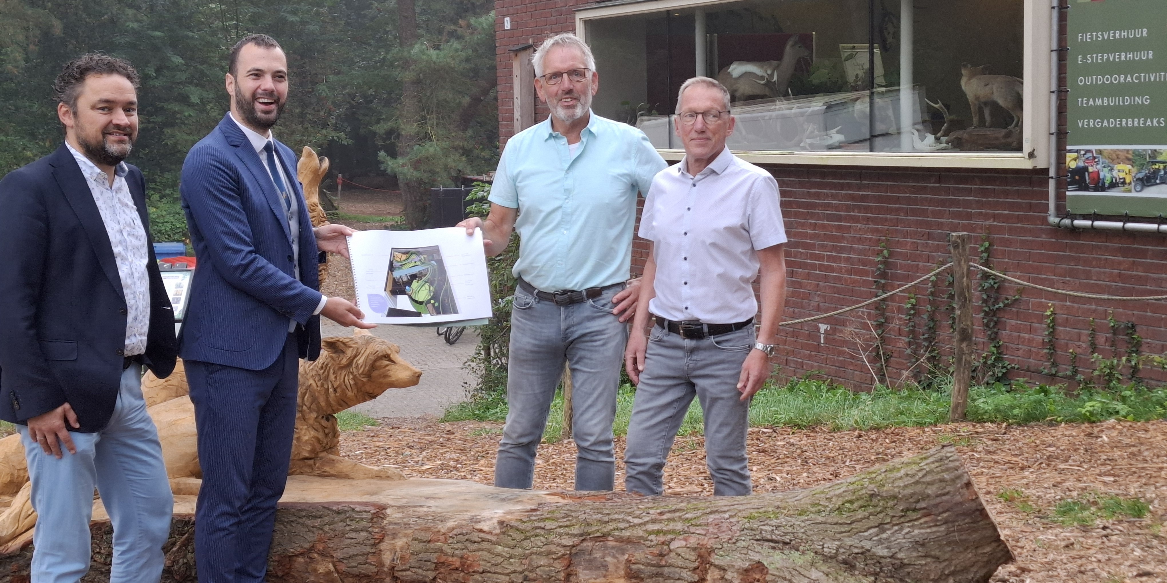 Foto: Bezoekerscentrum Nunspeet overhandigt Bidbook aan wethouders