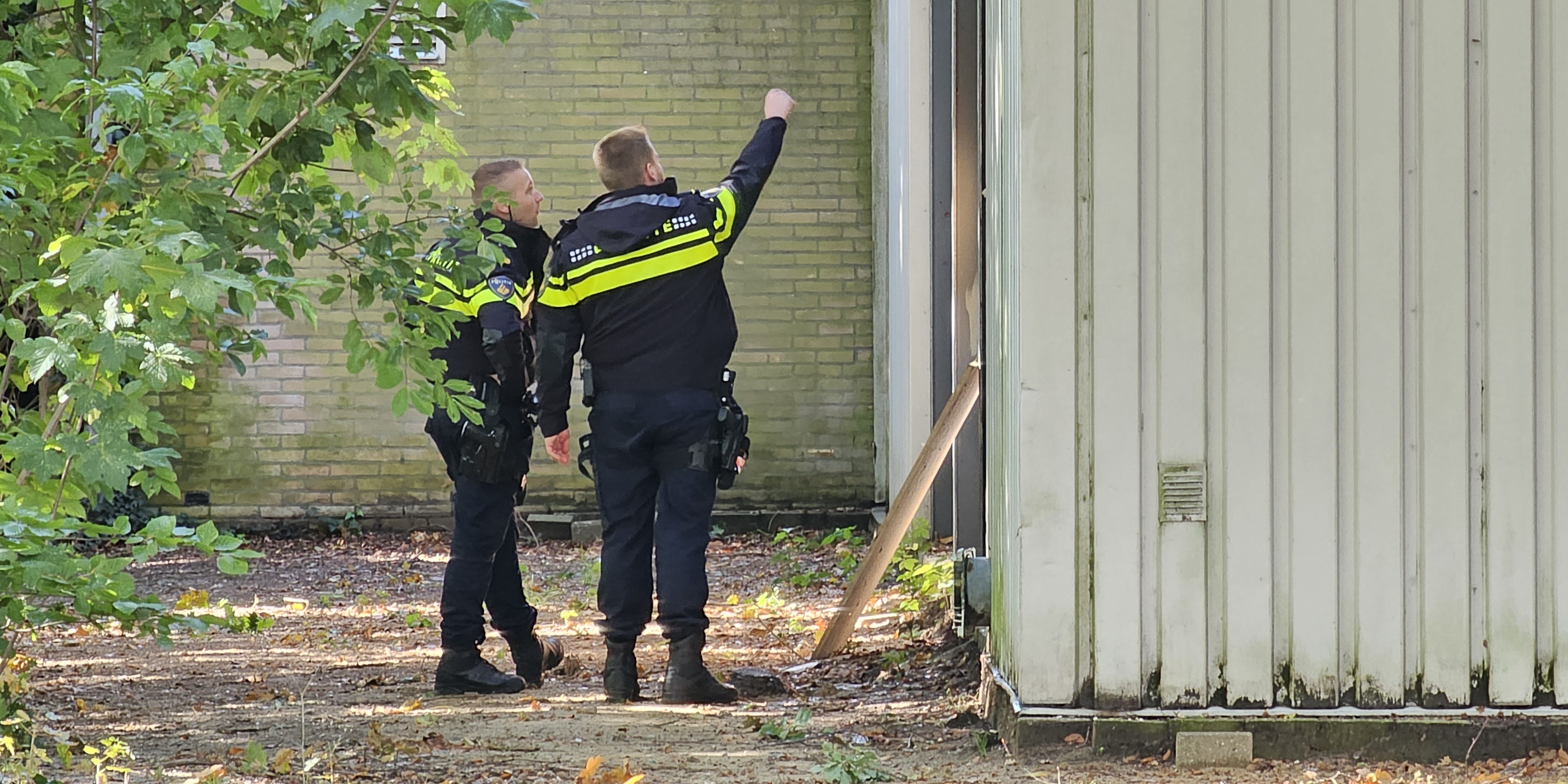 Foto: Inbraak in loods Nunspeet, politie doet onderzoek
