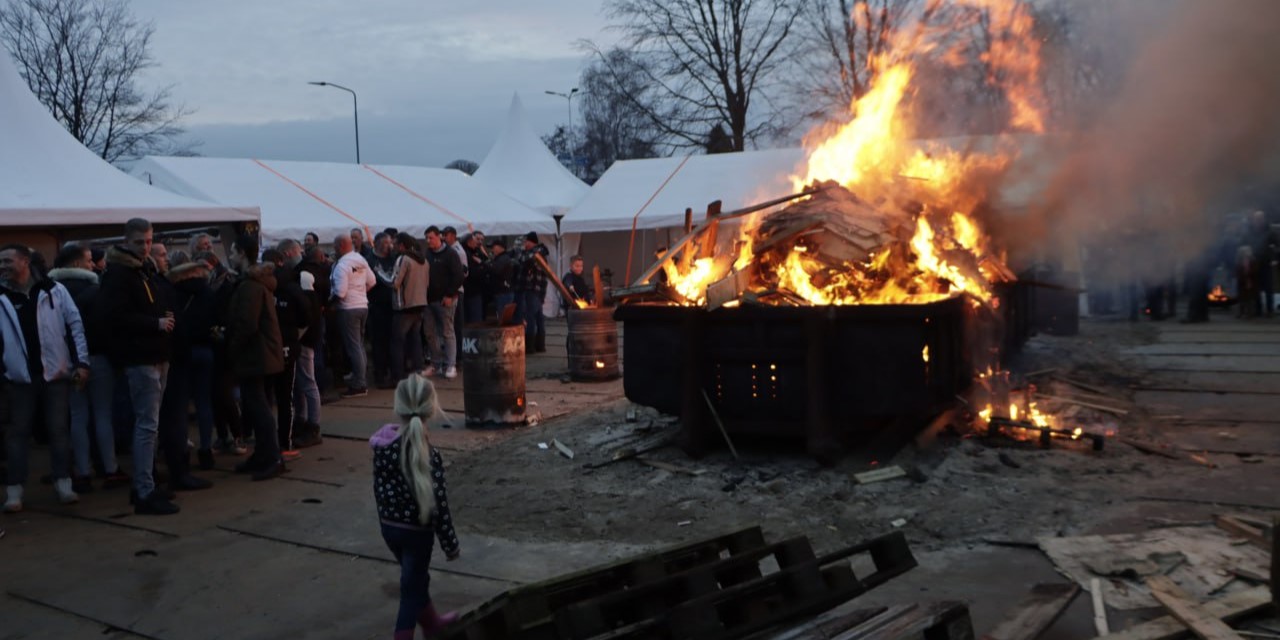 Foto: Oud en Nieuw evenement ‘Vlam der in’ dreigt te verdwijnen: ‘Heel vervelend’