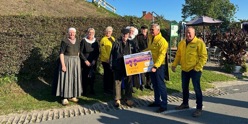 Foto: Schenking aan Heemkundige Vereniging Nuwenspete door Gemeentebelang Nunspeet