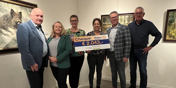 Foto: Rotary Nunspeet doneert opbrengst veiling aan Stichting Verborgen Armoede