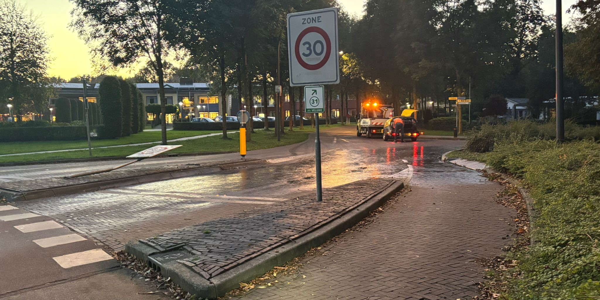 Foto: Verkeersgevaar op Molenweg door olielek na omvergereden verkeersbord