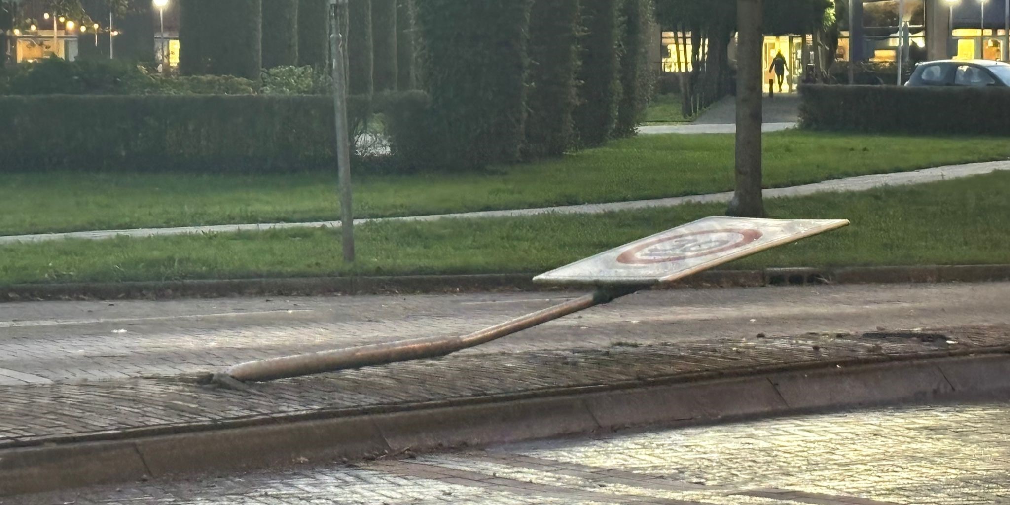 Foto: Verkeersgevaar op Molenweg door olielek na omvergereden verkeersbord