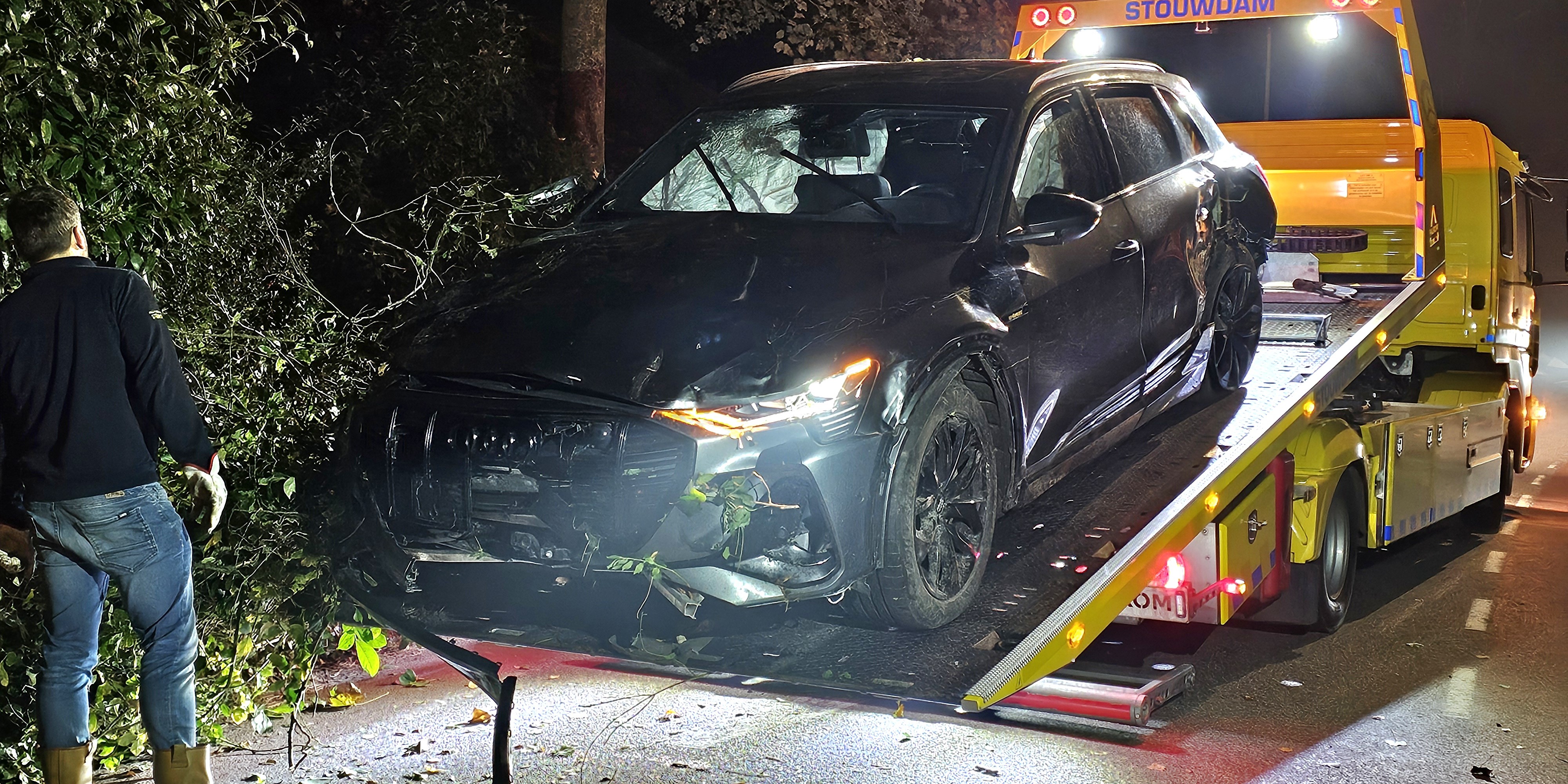 Foto: Ongeval Oostendorperstraatweg in Elburg: auto in de bossages