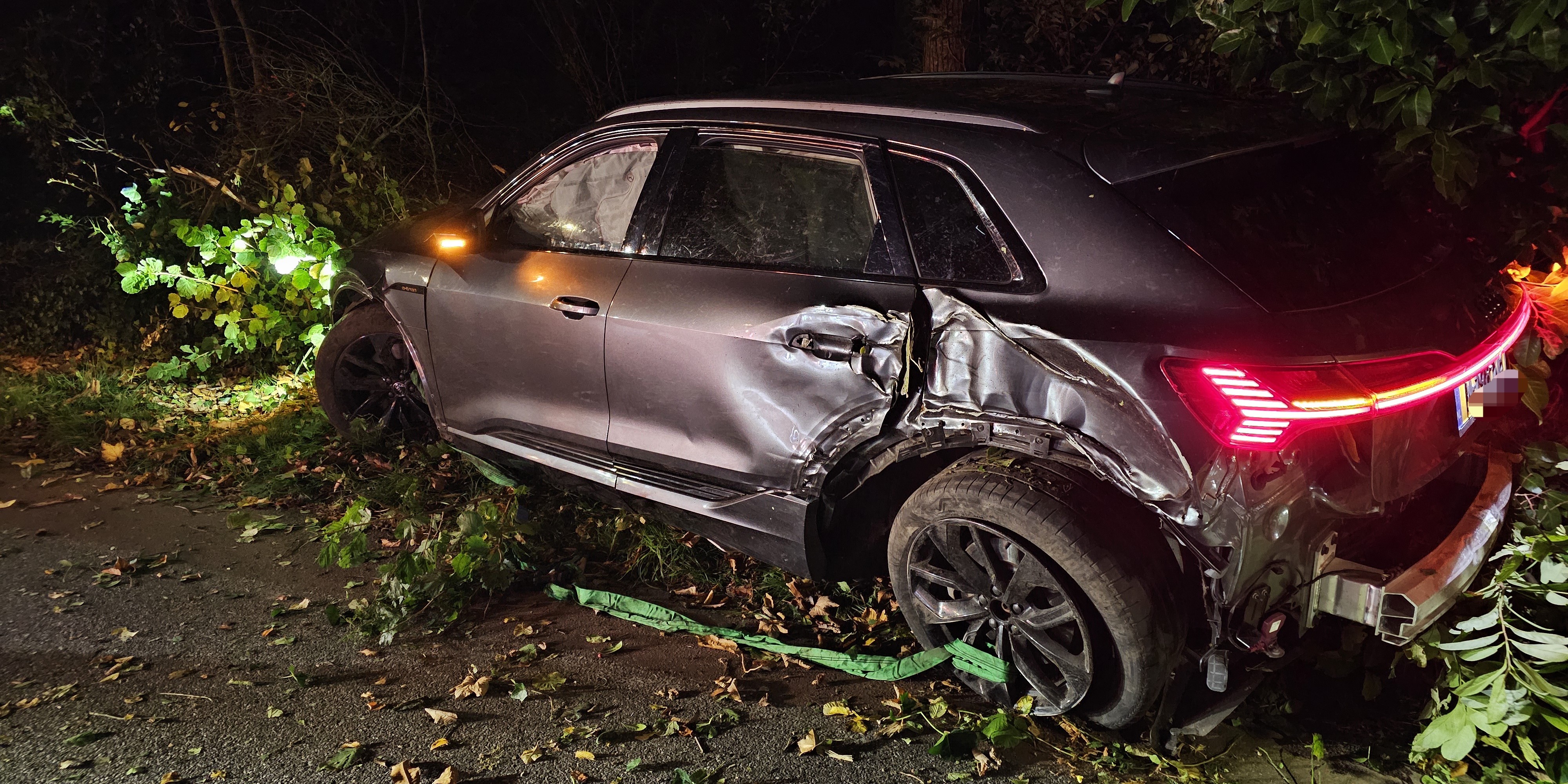 Foto: Ongeval Oostendorperstraatweg in Elburg: auto in de bossages