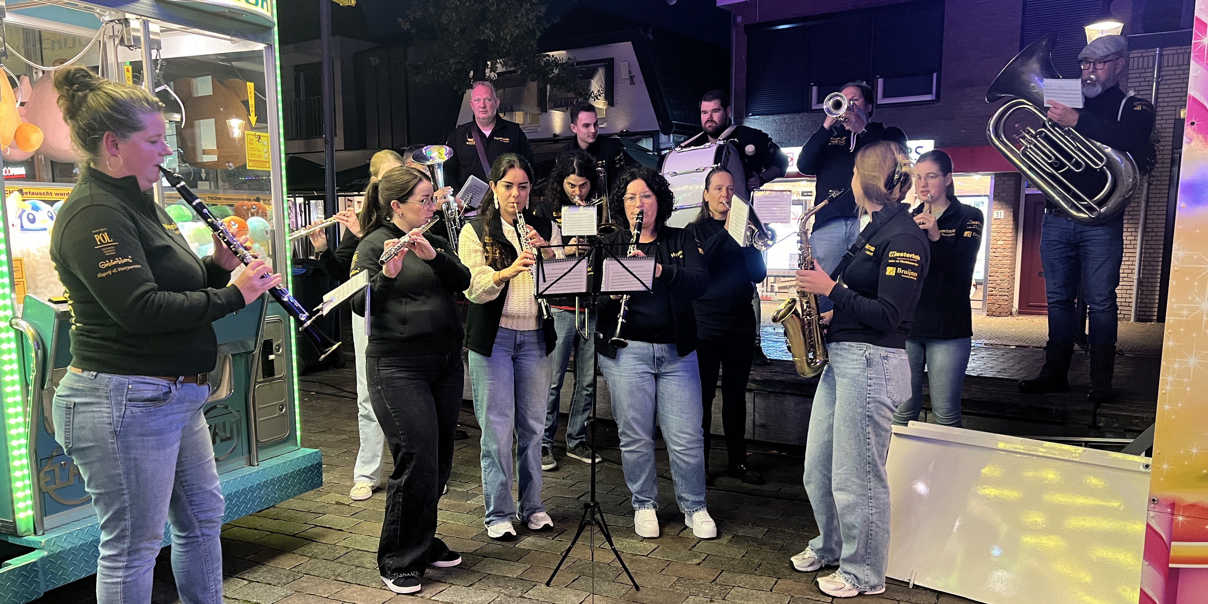 Foto: In de rij voor de nieuwe kermisattractie
