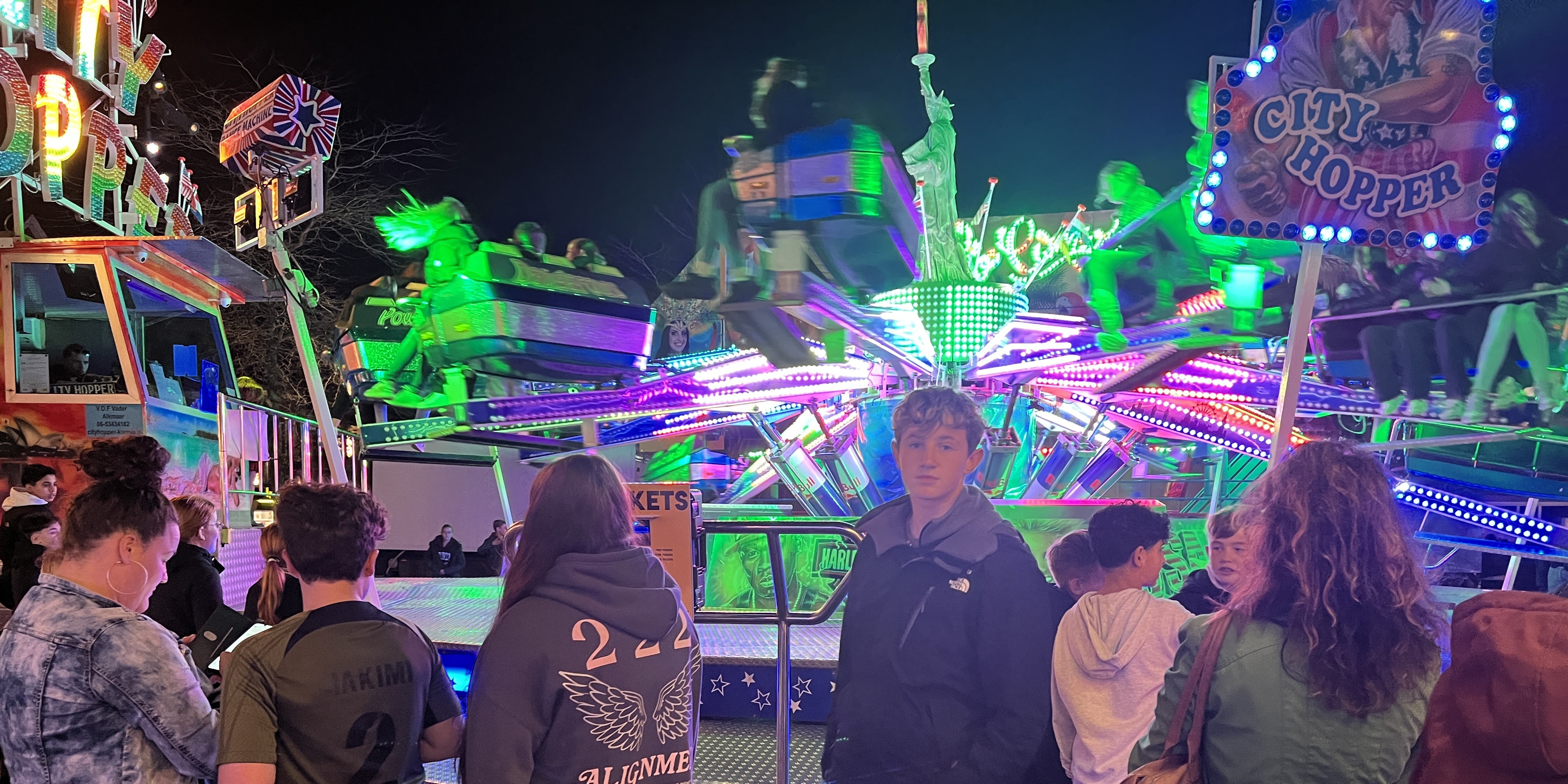 Foto: In de rij voor de nieuwe kermisattractie