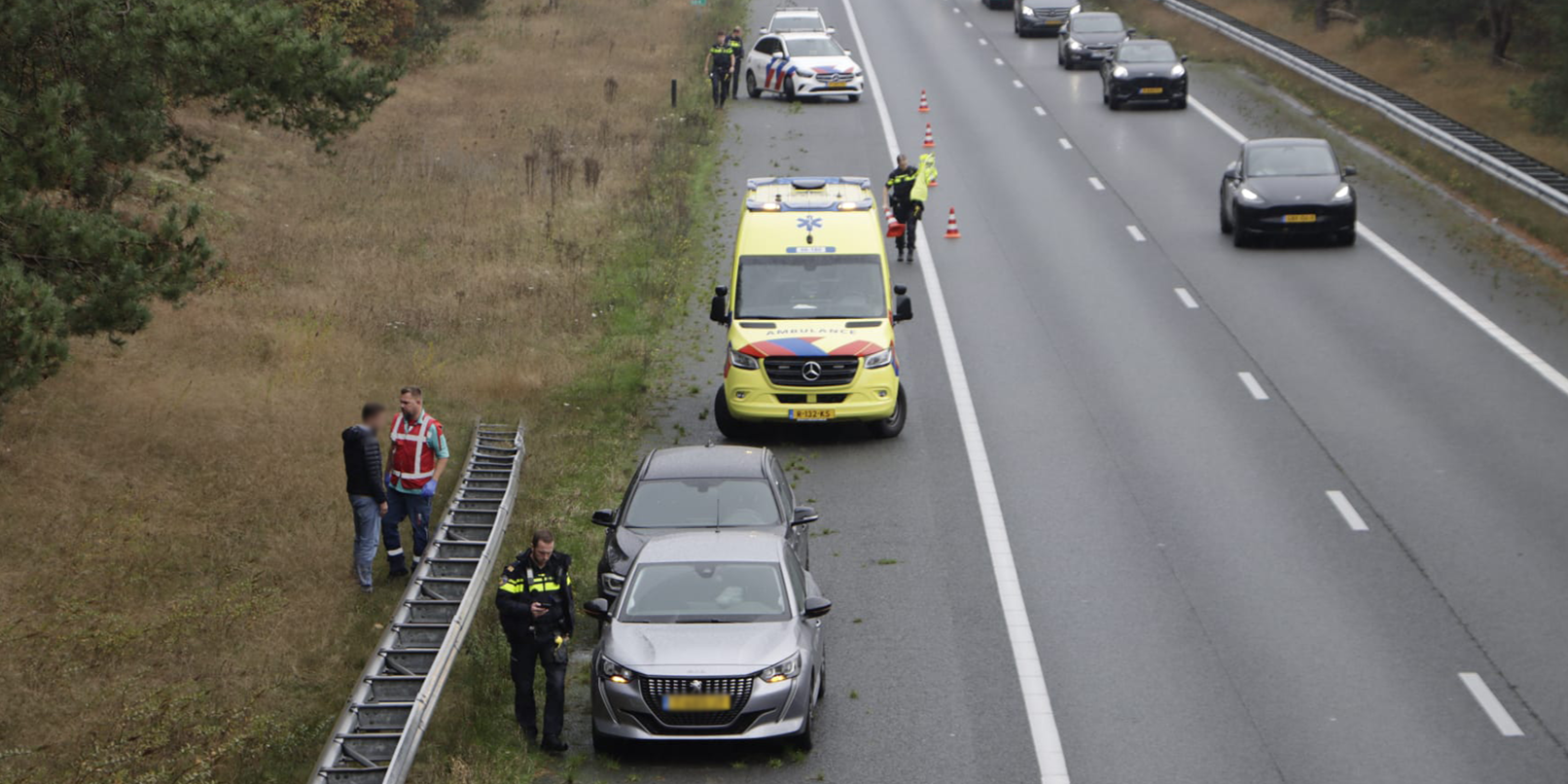 Foto: Botsing tussen twee auto's op A28