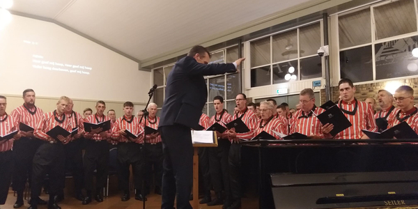 Foto: Optreden mannenkoor ‘Eiland Urk’ in Uddel