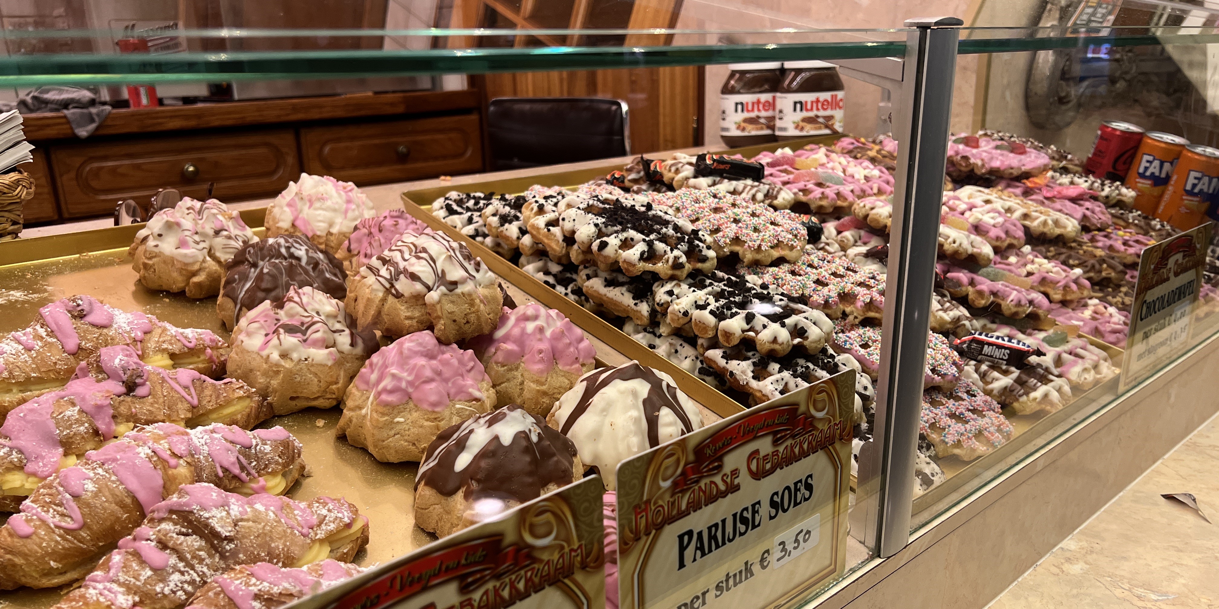 Foto: In de rij voor de nieuwe kermisattractie