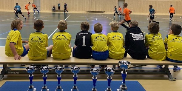 Foto: Schoolzaalvoetbaltoernooi voor basisscholen uit Nunspeet: “Enthousiast en fanatiek”