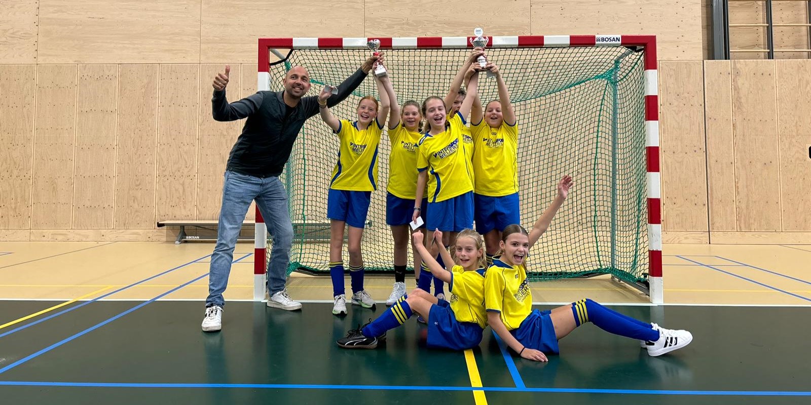 Foto: Immanuëlschool 1 winnaar scholieren zaalvoetbaltoernooi meisjes