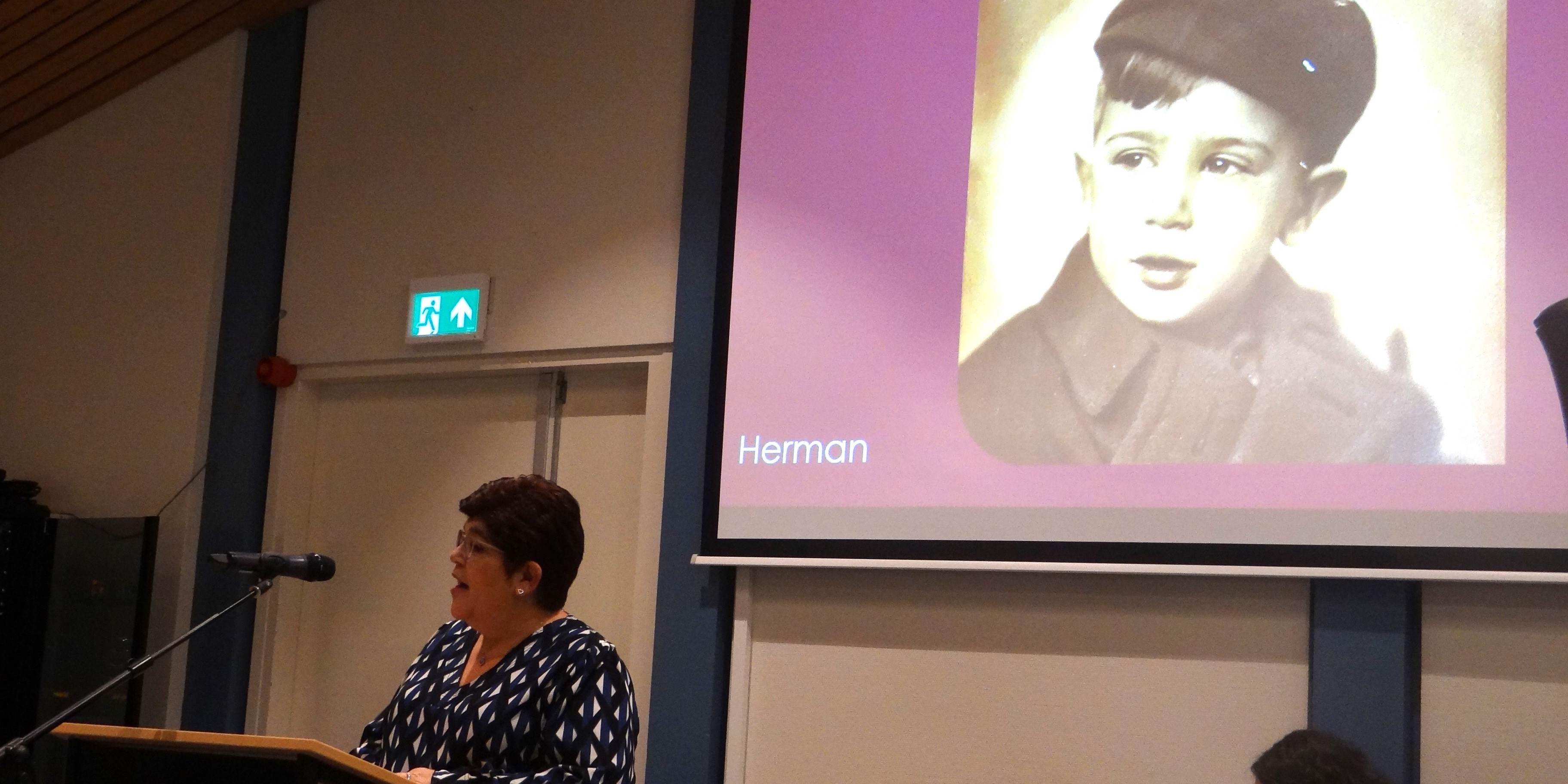 Foto: Herdenking gefusilleerde onderduikers Het Verscholen Dorp: 'Wij zijn het verhaal'