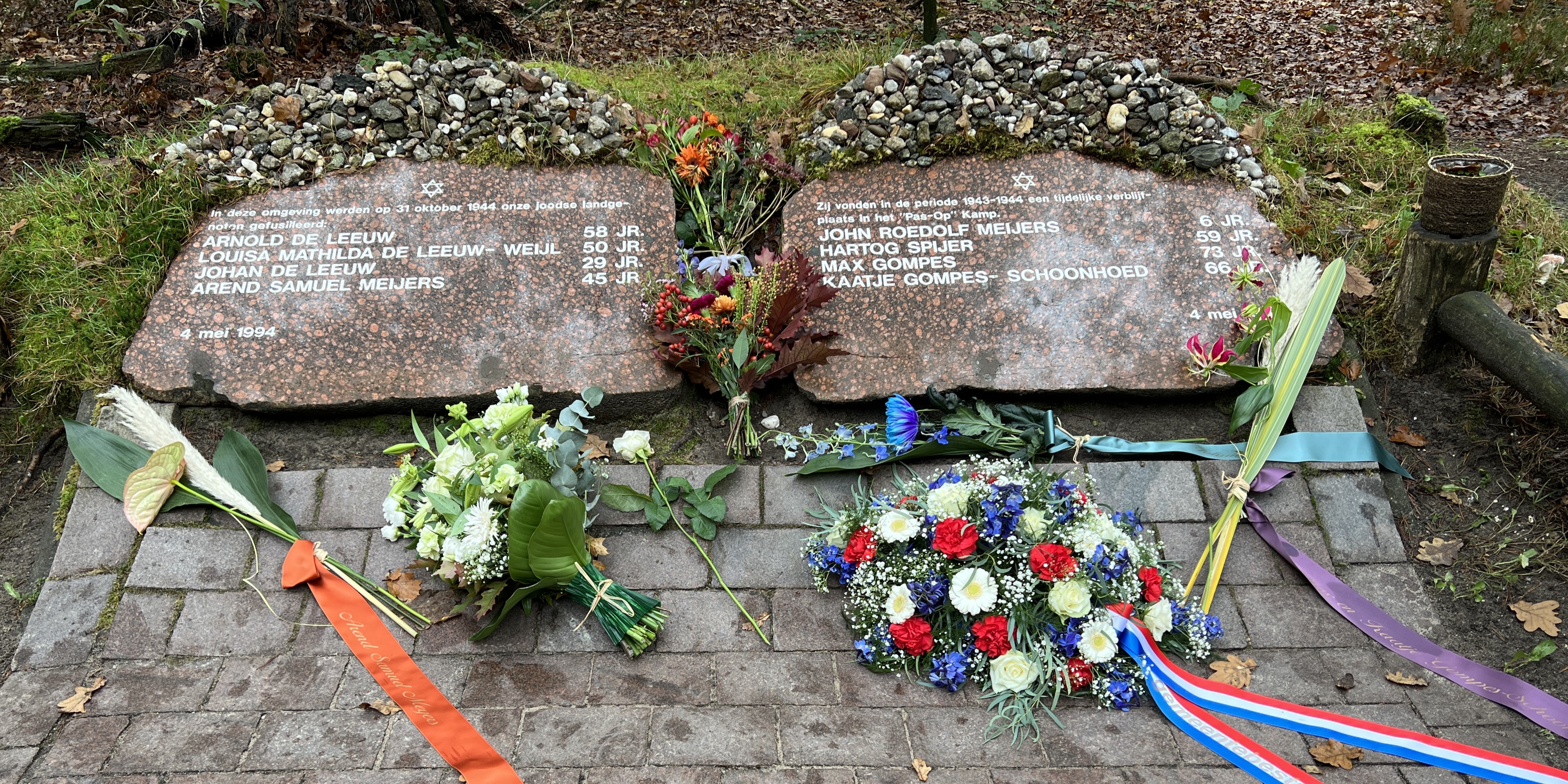 Foto: Herdenking gefusilleerde onderduikers Het Verscholen Dorp: 'Wij zijn het verhaal'