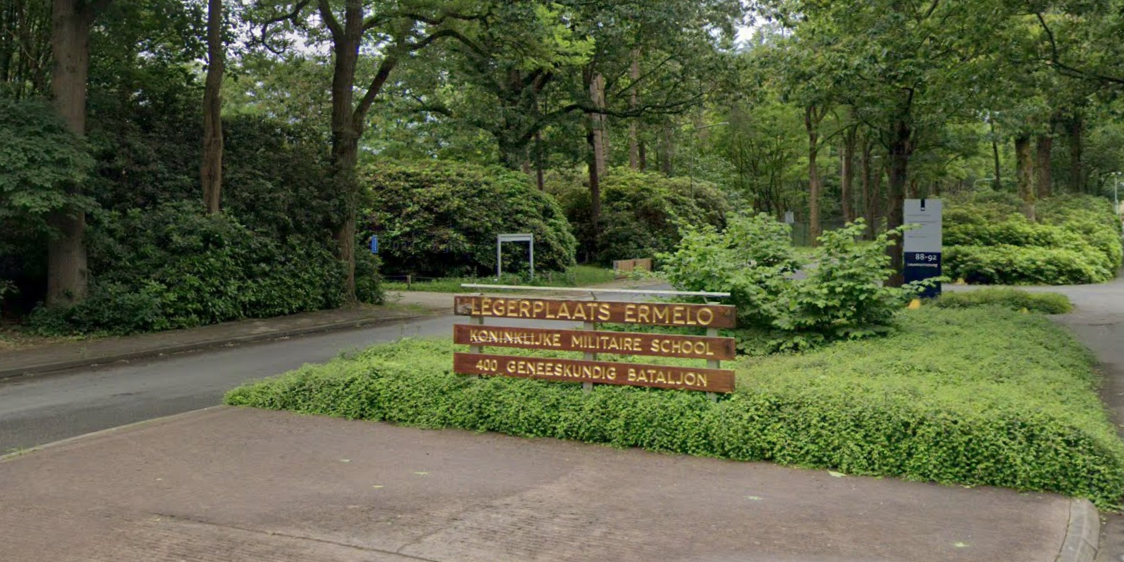 Foto: KMS overhandigt diploma's onderofficieren op Raadhuisplein in Ermelo