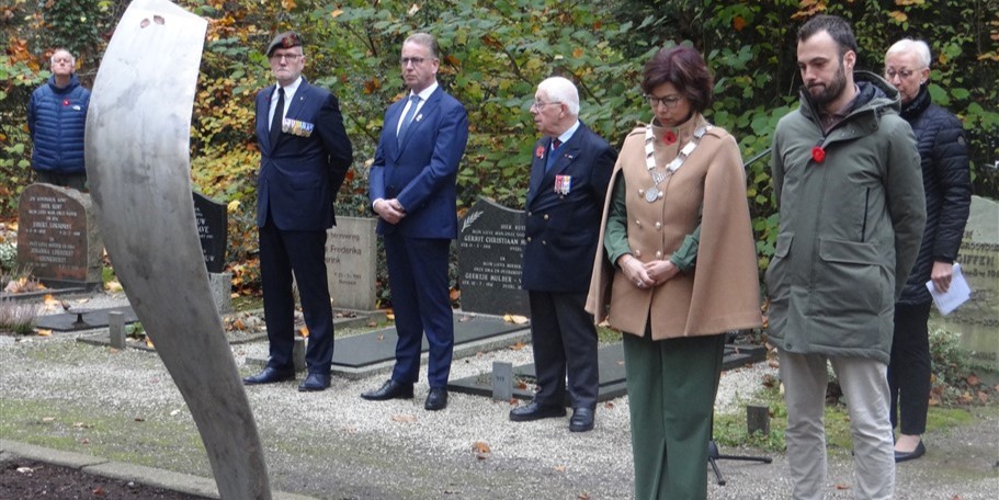 Foto: Sfeervolle herdenking Poppy Day (Remembrance Day)