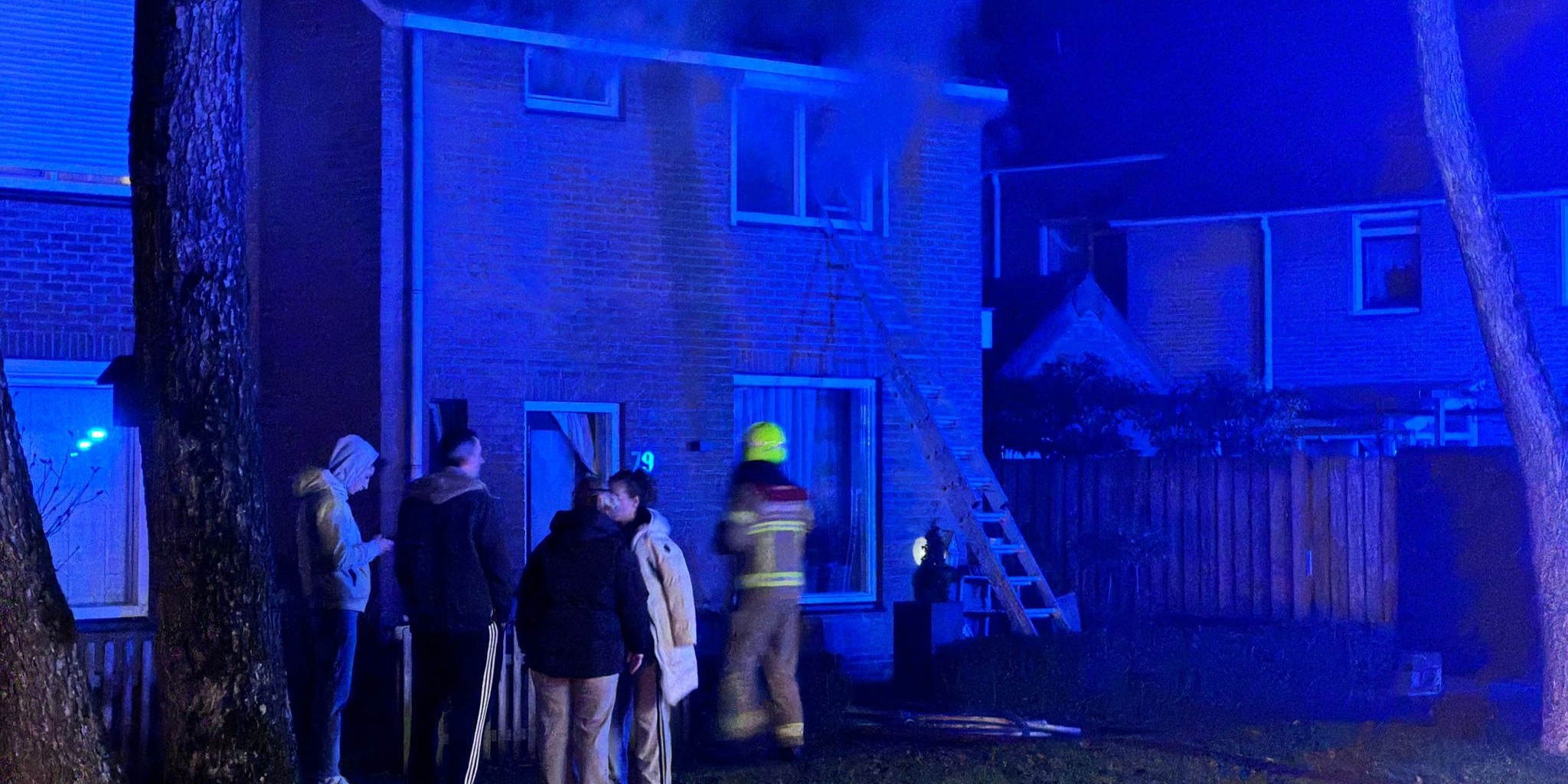 Foto: Man redt eigen vrouw uit brandend huis tijdens dienst als ambulancechauffeur