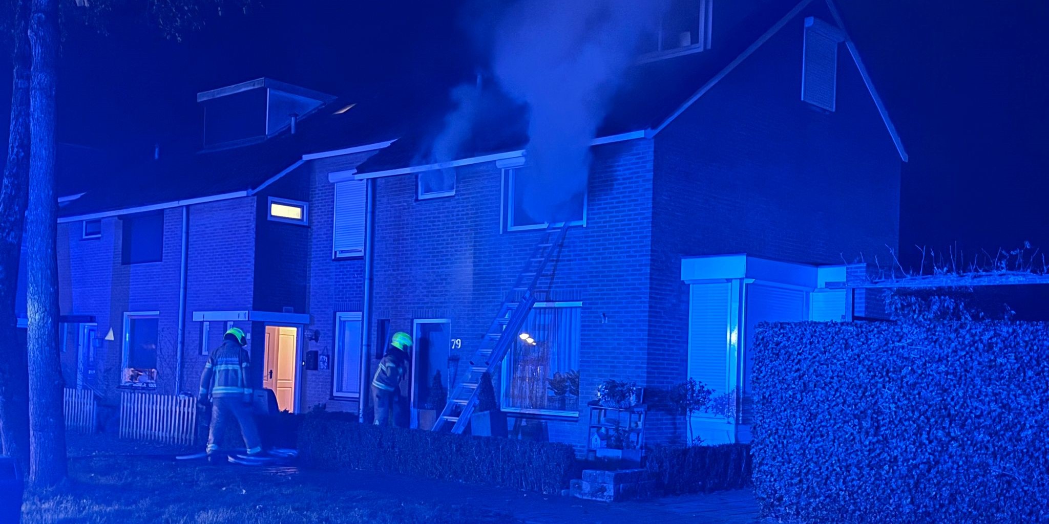Foto: Man redt eigen vrouw uit brandend huis tijdens dienst als ambulancechauffeur
