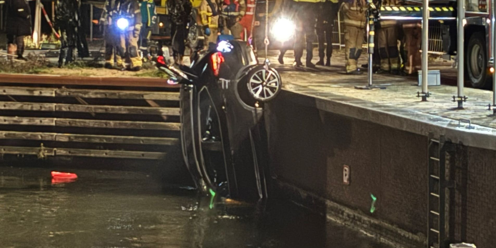 Foto: Omstanders redden bestuurder uit het water