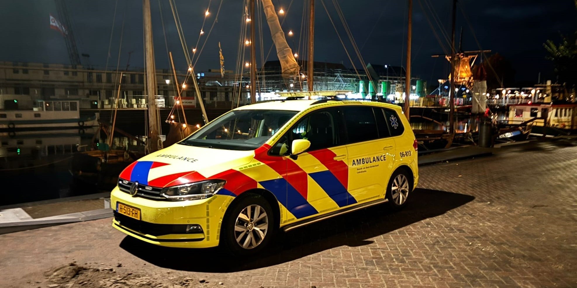 Foto: Omstanders redden bestuurder uit het water