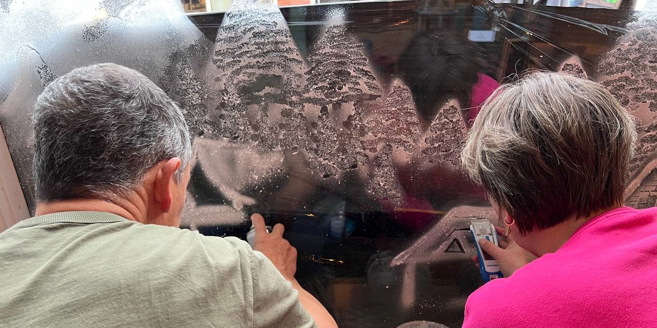 Foto: Etalageramen in Nunspeet omgetoverd tot winterwonderland