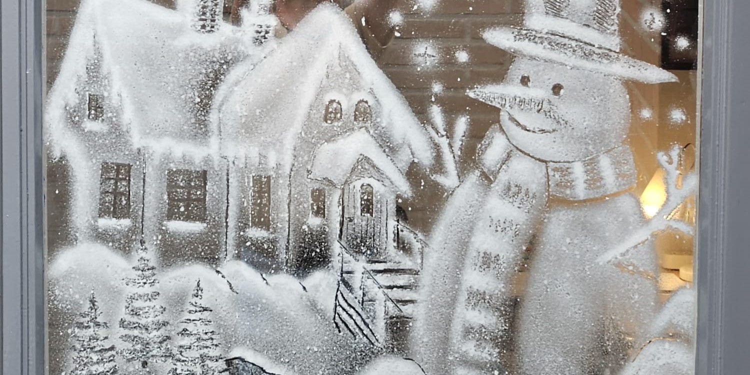 Foto: Etalageramen in Nunspeet omgetoverd tot winterwonderland