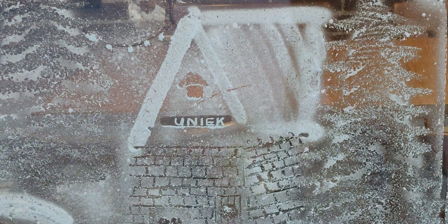 Foto: Etalageramen in Nunspeet omgetoverd tot winterwonderland