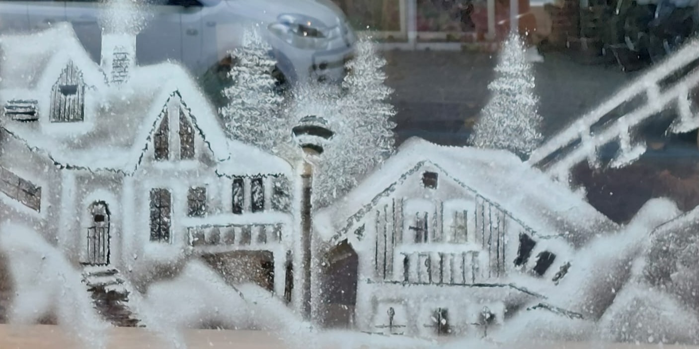 Foto: Etalageramen in Nunspeet omgetoverd tot winterwonderland