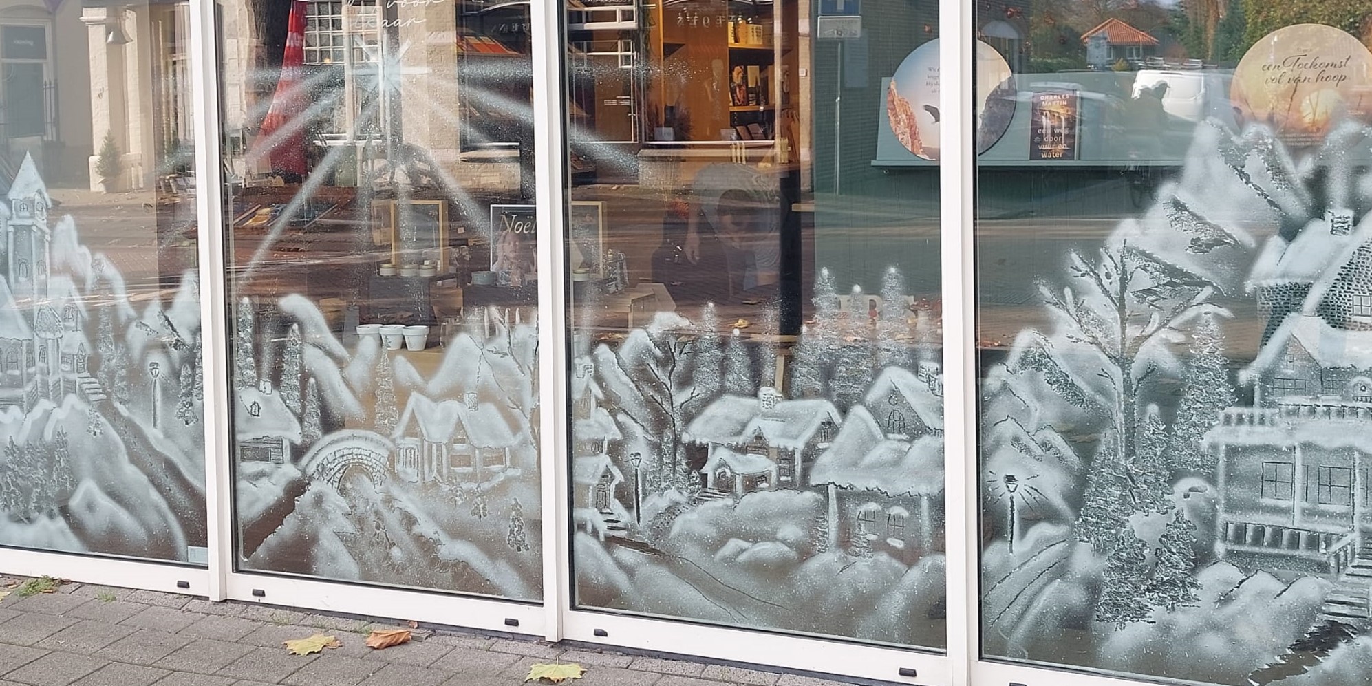 Foto: Etalageramen in Nunspeet omgetoverd tot winterwonderland