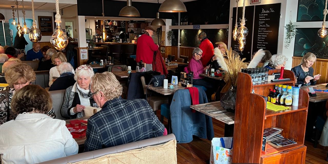 Foto: Bridgers aan slag tijdens Nunspeetse Cafédrive: ‘Het moet vooral gezellig zijn’