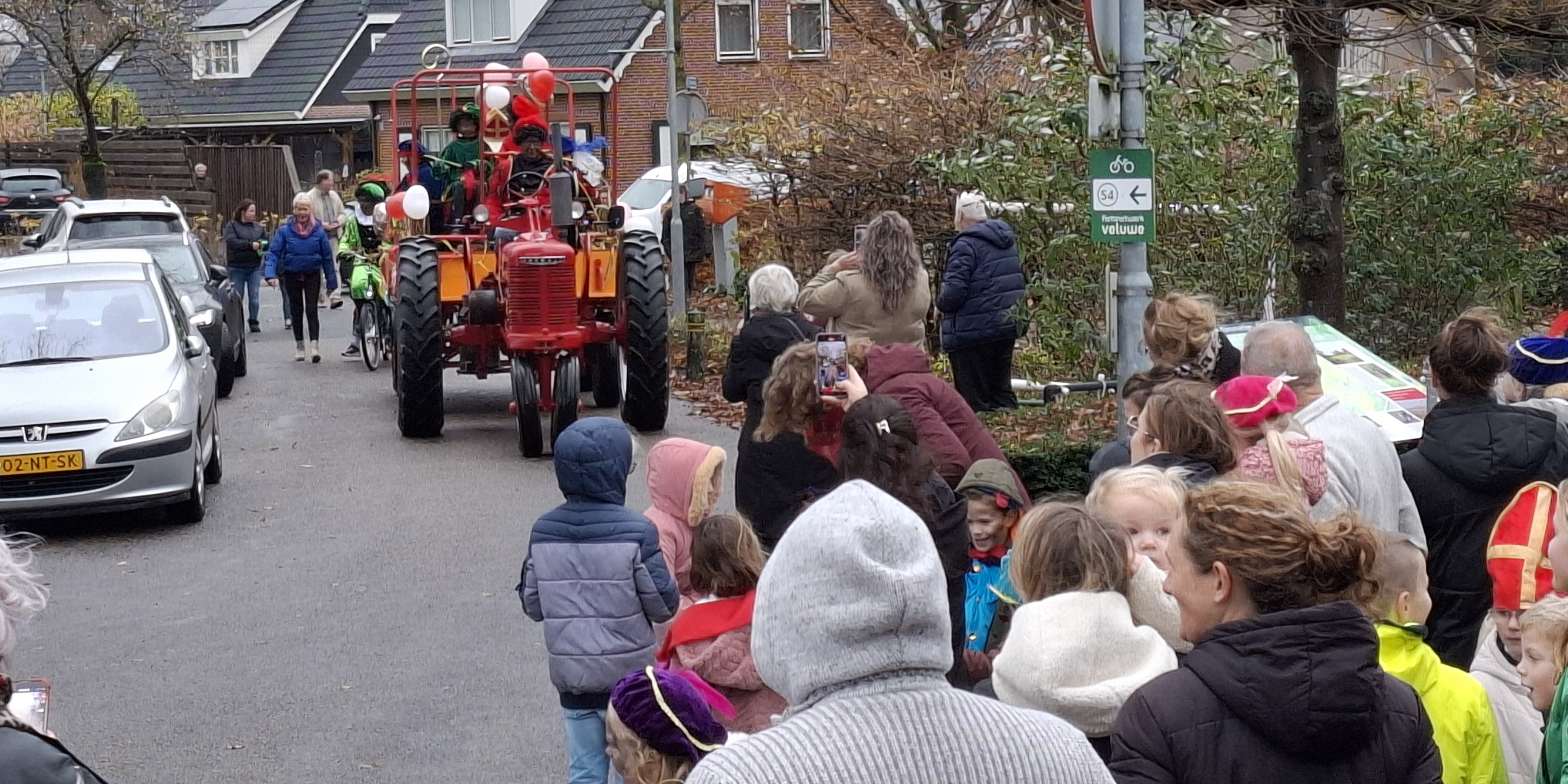 Foto: Ook in Hulshorst werd Sinterklaas hartelijk door de kinderen ontvangen