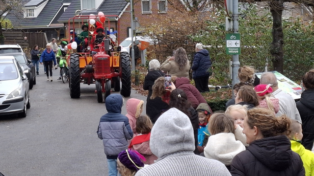 Foto: Ook in Hulshorst werd Sinterklaas hartelijk door de kinderen ontvangen