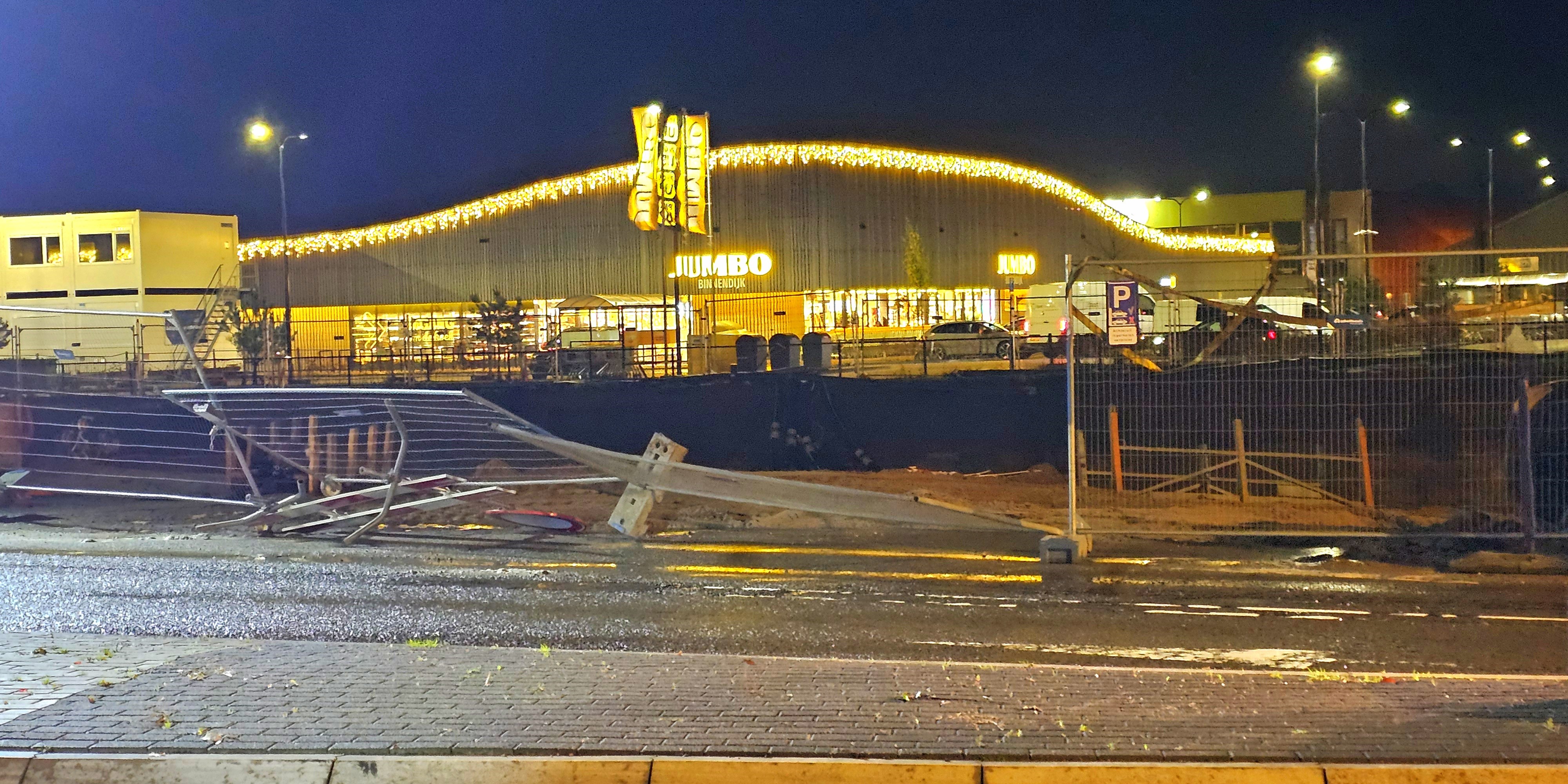 Foto: Stormoverlast bij bouwwerkzaamheden Stationsplein