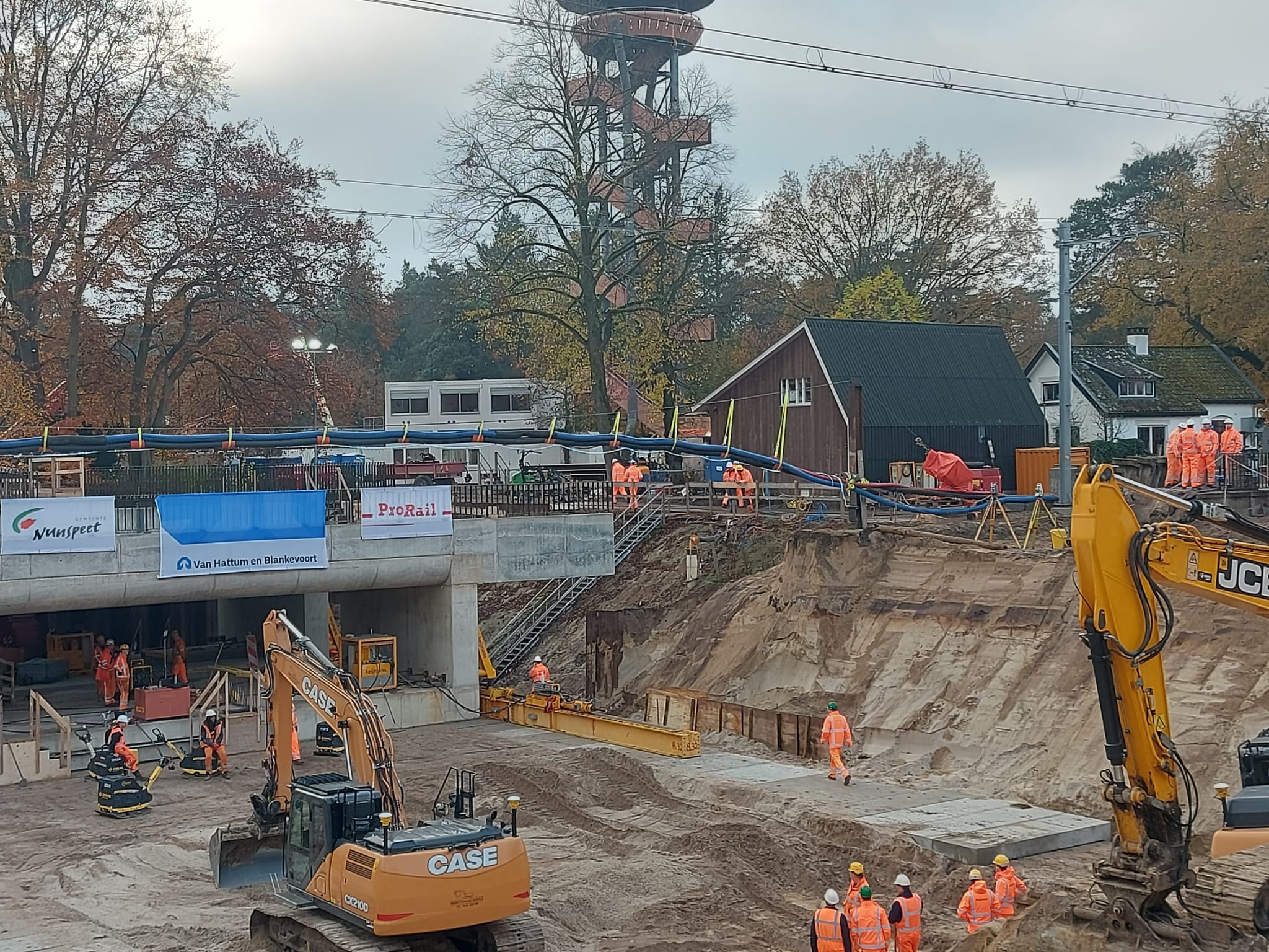 Foto: Dag na plaatsing tunnelbakken station: nog steeds veel belangstelling