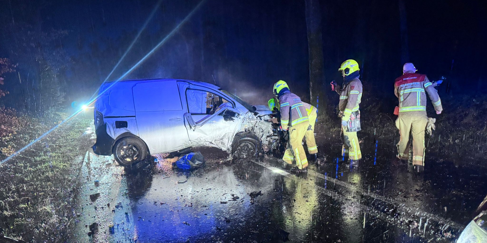 Foto: Auto crasht tegen boom bij Epe, bestuurder gewond en boom doormidden