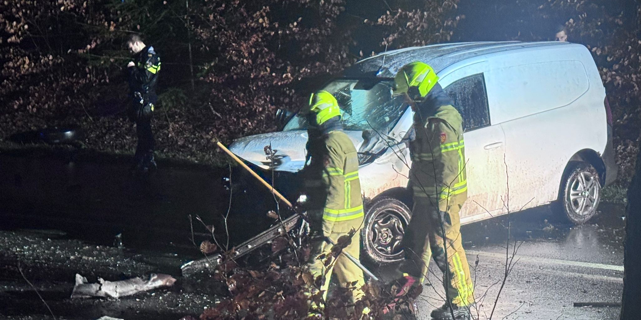 Foto: Auto crasht tegen boom bij Epe, bestuurder gewond en boom doormidden