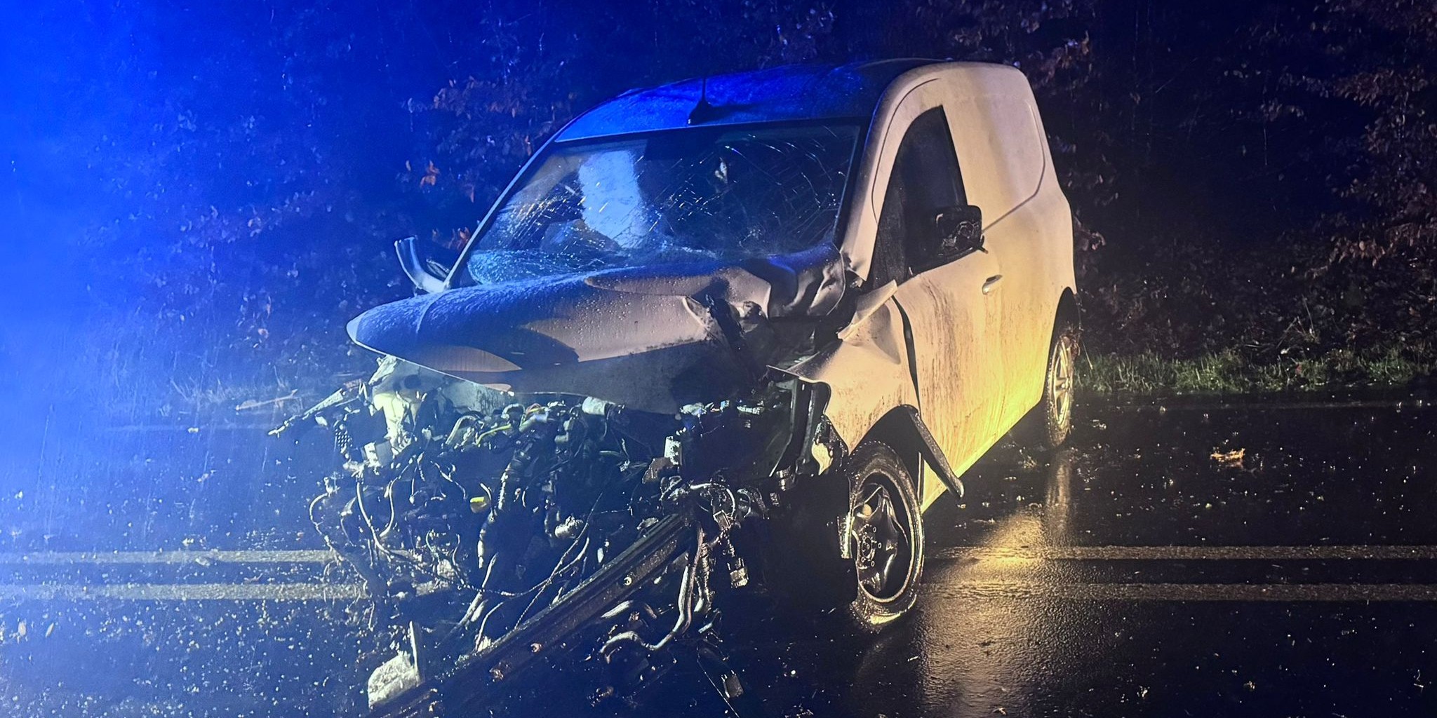 Foto: Auto crasht tegen boom bij Epe, bestuurder gewond en boom doormidden