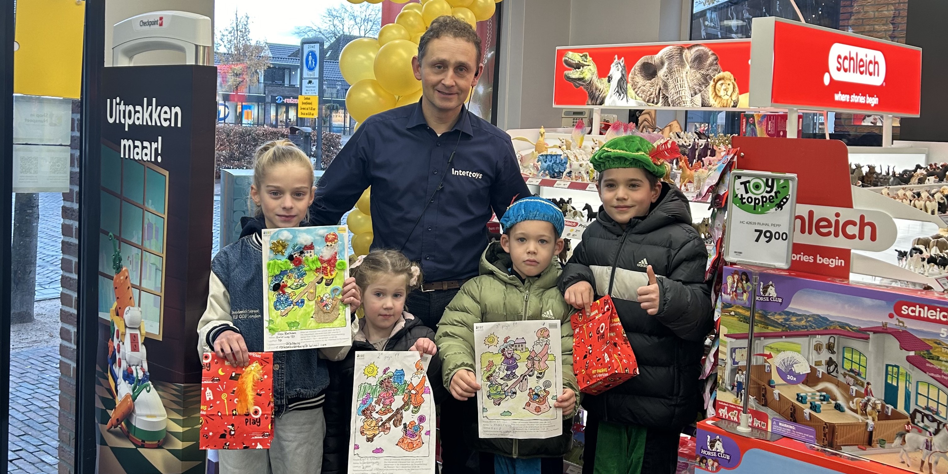 Foto: Prijsuitreiking kleurplatenwedstrijd Sinterklaas